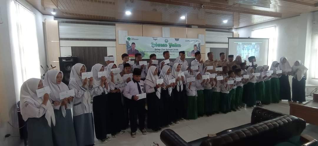 SISWA-SISWI MTsN 3 Kerinci Menerima Bantuan Program Lebaran  Yatim Dari BAZNAS Kabupaten Kerinci