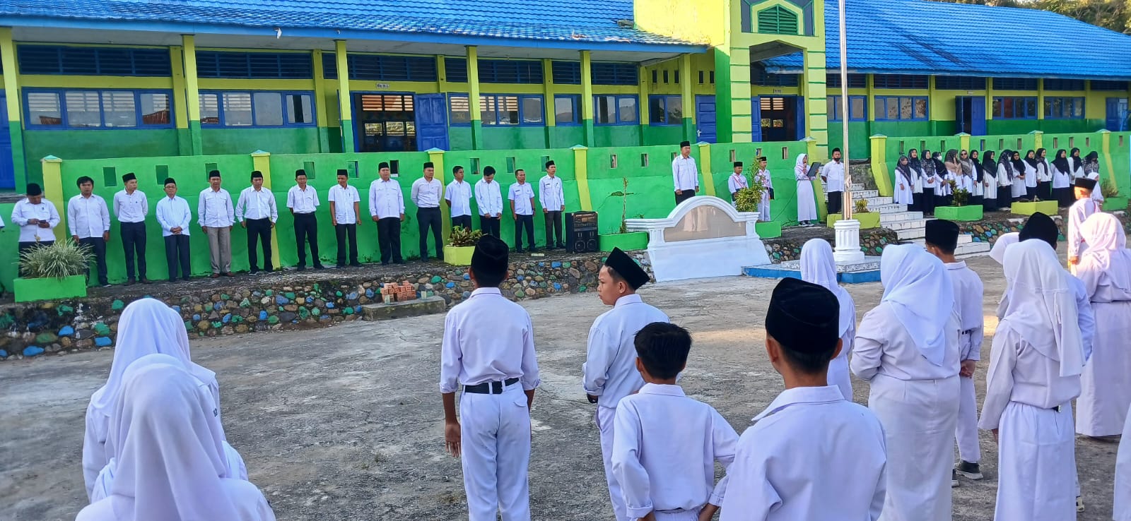 KEGIATAN UPACARA DAN PENINGKATAN KEDISIPLINAN TERHADAP GURU,PEGAWAI DAN SISWA â€“ SISWI MTsN 3 KERINCI TAHUN AJARAN 2024 â€“ 2025